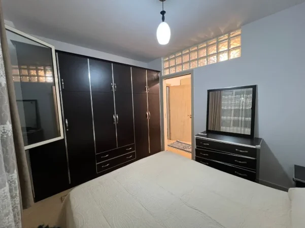 Tirane, jepet me qera apartament 2+1+Ballkon Kati 7, 90 m² 450 € (Apartament 2+1 Per Qera Astir Vila L Plotesisht I Mobiluar)