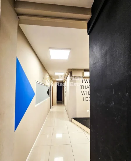 Tirane, jepet me qera ambjent biznesi Kati 5, 300 m² 3.000 € (Rruga e Dibrës)