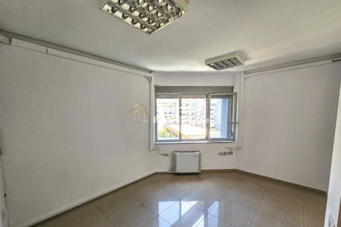 Tirane, jepet me qera ambjent biznesi Kati 5, 300 m² 3.000 € (Rruga e Dibrës)