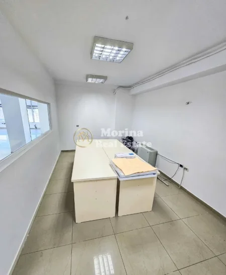 Tirane, jepet me qera ambjent biznesi Kati 5, 300 m² 3.000 € (Rruga e Dibrës)