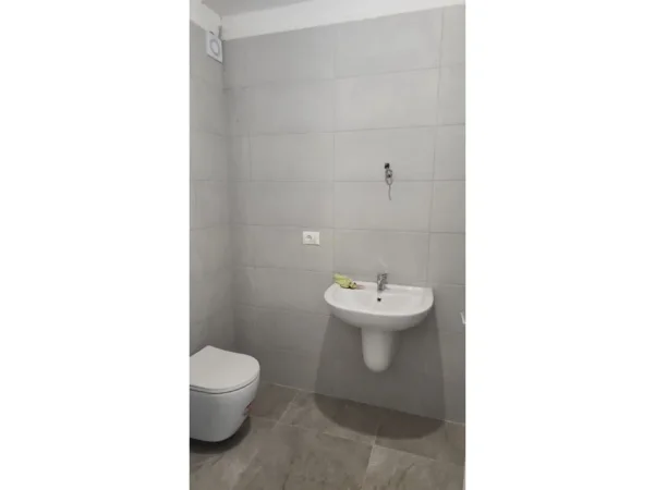 Tirane, jepet me qera ambjent biznesi Kati 2, 102 m² 1.300 € 