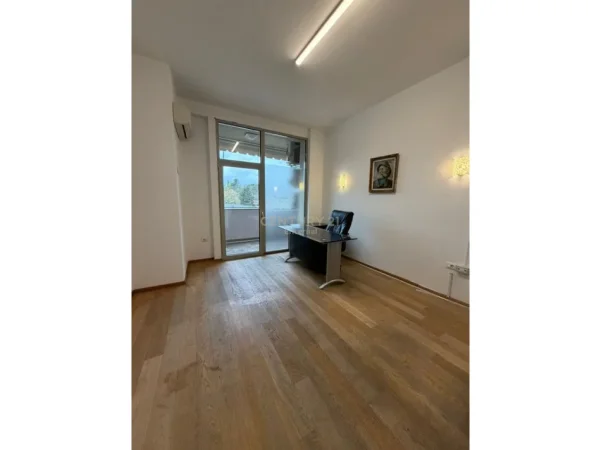 Tirane, jepet me qera zyre Kati 4, 135 m² 1.700 € (Garda)