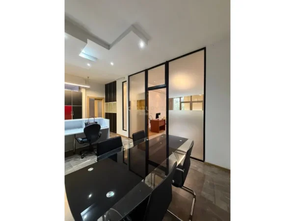 Tirane, jepet me qera zyre Kati 4, 135 m² 1.700 € (Garda)