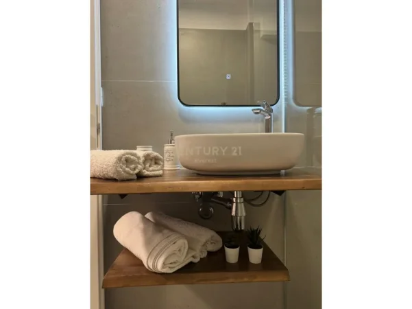 Tirane, jepet me qera apartament 1+1+Aneks+Ballkon Kati 1, 66 m² 900 € 