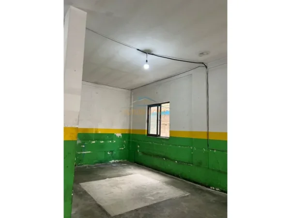 Tirane, jepet me qera garazh | post parkimi Kati 0, 168 m² 700 €