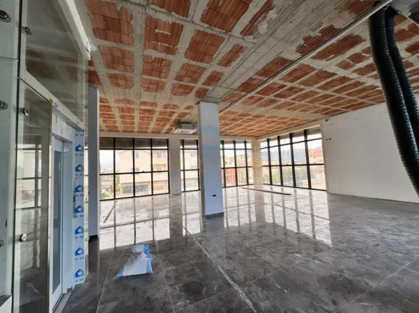 Tirane, jepet me qera ambient biznesi, 767 m² 3.000 €
