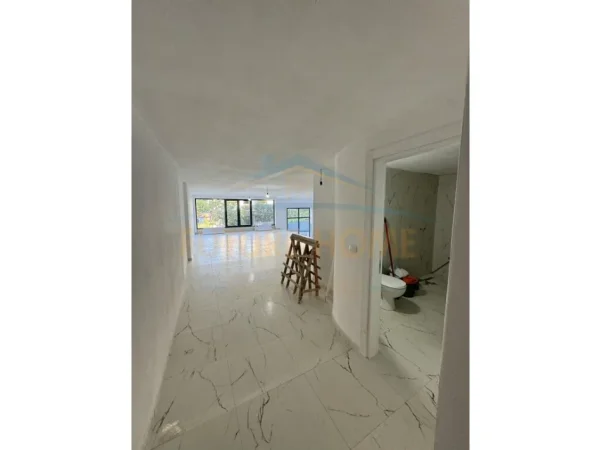 Tirane, jepet me qera ambjent biznesi Kati 0, 105 m² 800 €