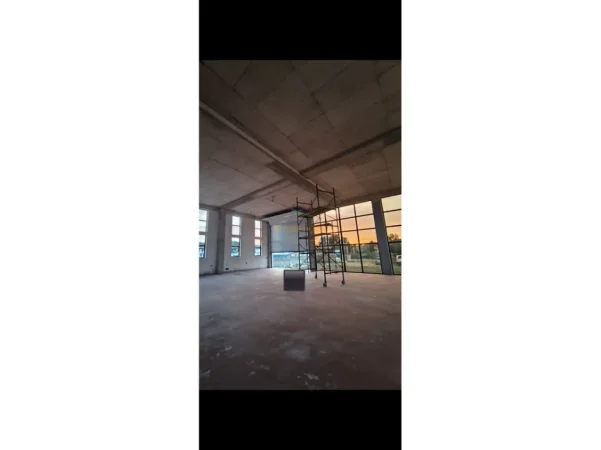 Tirane, jepet me qera Kapanon, 1.000 m² 4.000 €