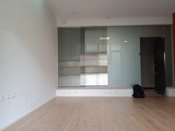 Tirane, jepet me qera ambjent biznesi Kati 2, 31 m² 500 € 