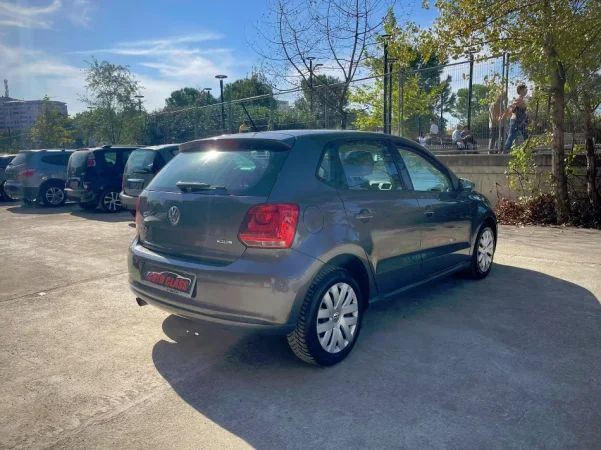 Tirane, shes makine VW POLO BENZIN GAZ Benzin+Gaz, gri e erret manuale Klima 204.000 km 4.700 €