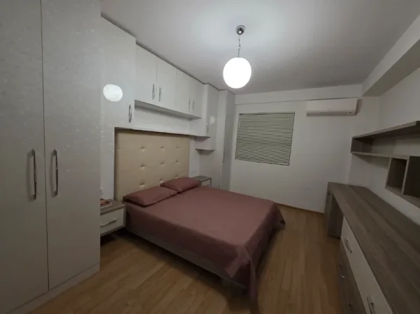 Tirane, jepet me qera apartament 4+1 Kati 3, 120 m² 1.200 € (zogu i zi)