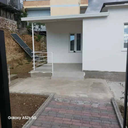 Tirane, jepet me qera shtepi 1 Katshe Kati 1, 84 m² 360 € (kafja e rremes)