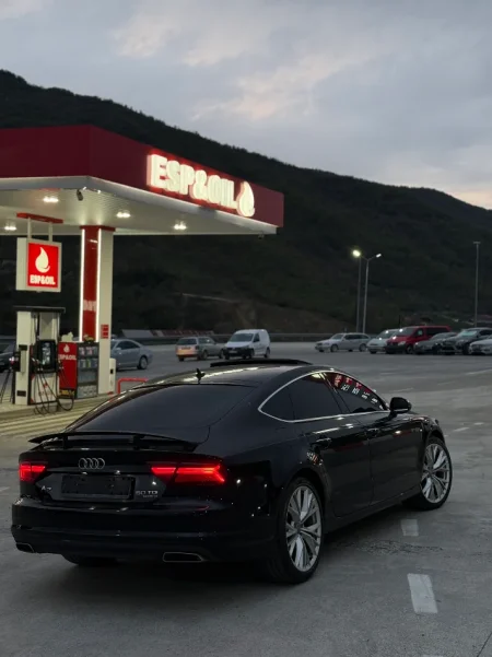 Elbasan, shitet makine AUDI A7 Nafte, e zeze automatik Klima 200 km 14.300 €