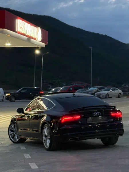 Elbasan, shitet makine AUDI A7 Nafte, e zeze automatik Klima 200 km 14.300 €