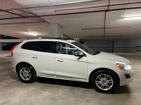 Tirane, shes makine VOLVO XC60 2.4 Nafte R DESING Nafte, e bardhë automatik Kondicioner 215.000 km 11.999 €