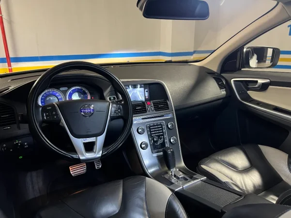 Tirane, shes makine VOLVO XC60 2.4 Nafte R DESING Nafte, e bardhë automatik Kondicioner 215.000 km 11.999 €