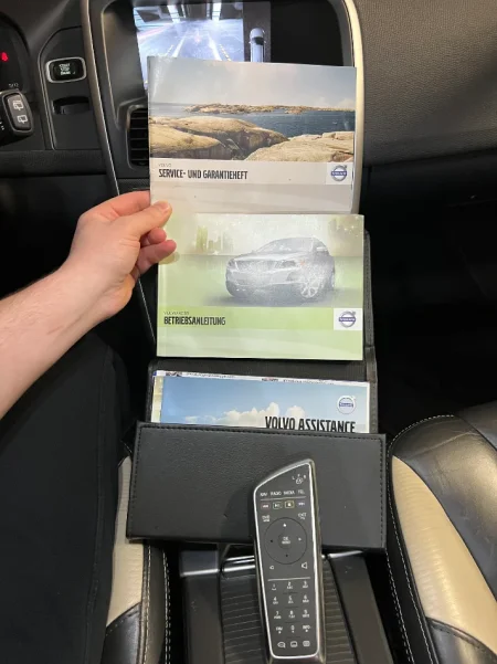 Tirane, shes makine VOLVO XC60 2.4 Nafte R DESING Nafte, e bardhë automatik Kondicioner 215.000 km 11.999 €