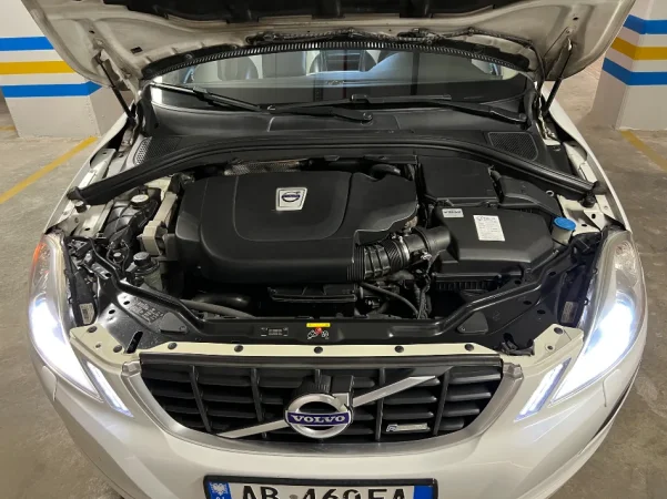 Tirane, shes makine VOLVO XC60 2.4 Nafte R DESING Nafte, e bardhë automatik Kondicioner 215.000 km 11.999 €