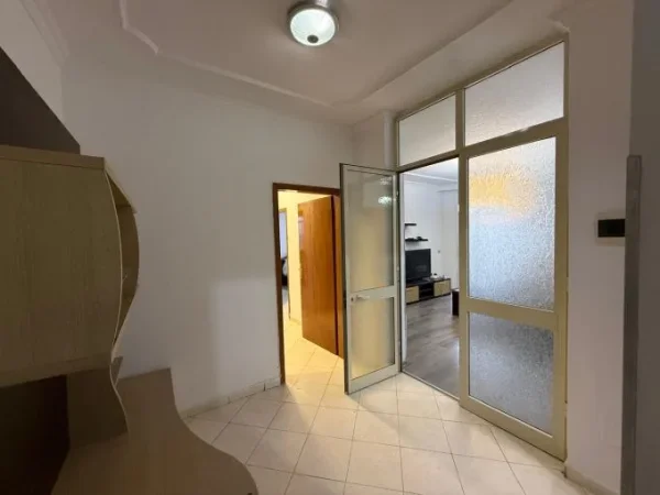 Tirane, jepet me qera apartament 2+1 Kati 6, 120 m² 600 € (kompleksi deliorgji)
