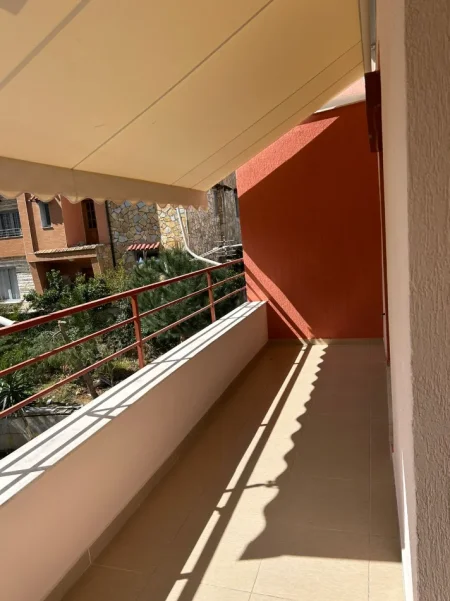 Tirane, jepet me qera apartament 3+1+Ballkon Kati 2, 95 m², Çmimi 50.000 Lekë të Reja, (Pranë Resorant Freskut, Tiranë.)