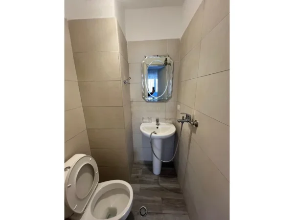 Tirane, jepet me qera apartament 2+1 Kati 2, 85 m² 550 € 