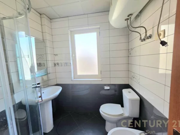 Tirane, jepet me qera apartament 2+1 Kati 4, 113 m² 700 € 