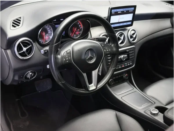 Tirane, shitet makine Mercedes Benz Nafte, e bardhë automatik Klima 150.000 km 11.000 €