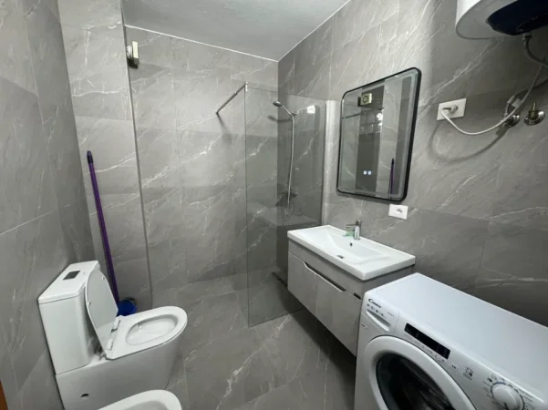 Tirane, shitet apartament 2+1+Ballkon Kati 5, 94 m² 190.000 € (Rruga e Kavajes)