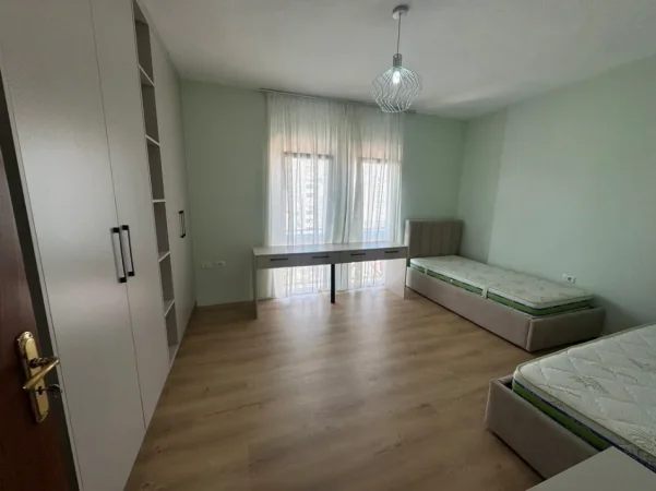 Tirane, shitet apartament 2+1+Ballkon Kati 5, 94 m² 190.000 € (Rruga e Kavajes)
