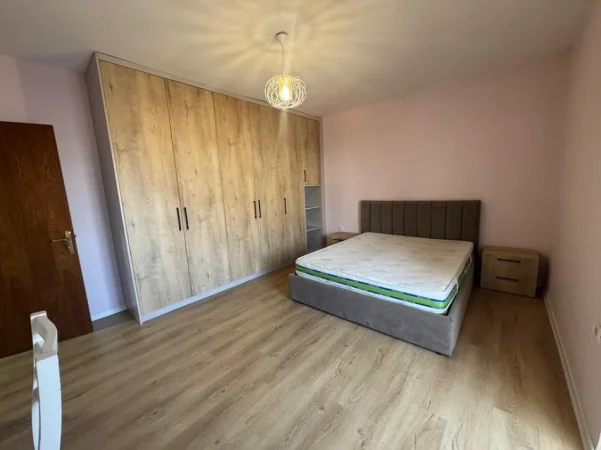 Tirane, shitet apartament 2+1+Ballkon Kati 5, 94 m² 190.000 € (Rruga e Kavajes)
