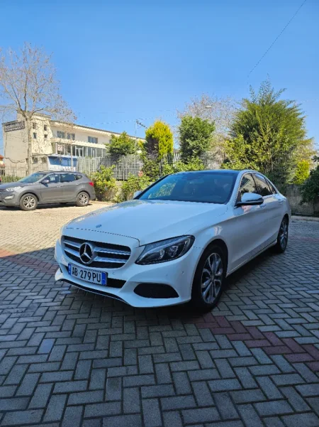 Fier, shes makine Mercedes Nafte, e bardhë automatik Klima