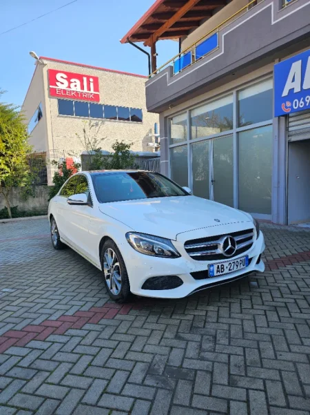 Fier, shes makine Mercedes Nafte, e bardhë automatik Klima