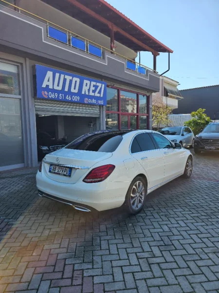 Fier, shes makine Mercedes Nafte, e bardhë automatik Klima