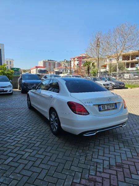 Fier, shes makine Mercedes Nafte, e bardhë automatik Klima