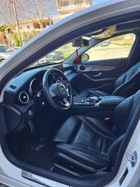 Fier, shes makine Mercedes Nafte, e bardhë automatik Klima