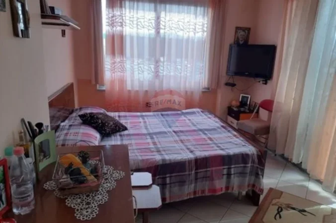 Tirane, shitet apartament 2+1+Ballkon , 80 m² 130.000 € (Yzberisht)