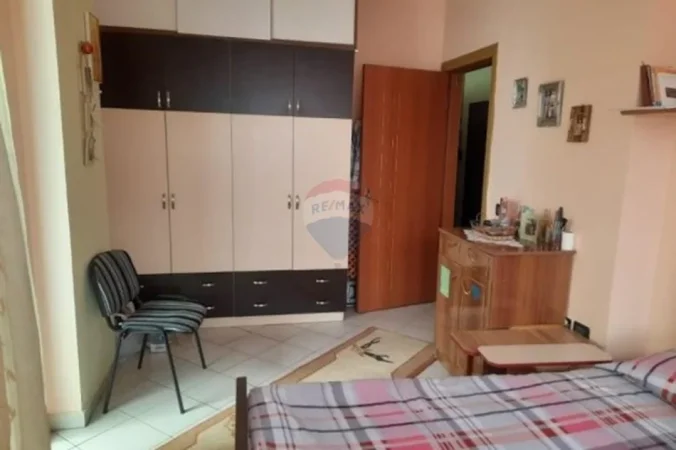 Tirane, shitet apartament 2+1+Ballkon , 80 m² 130.000 € (Yzberisht)