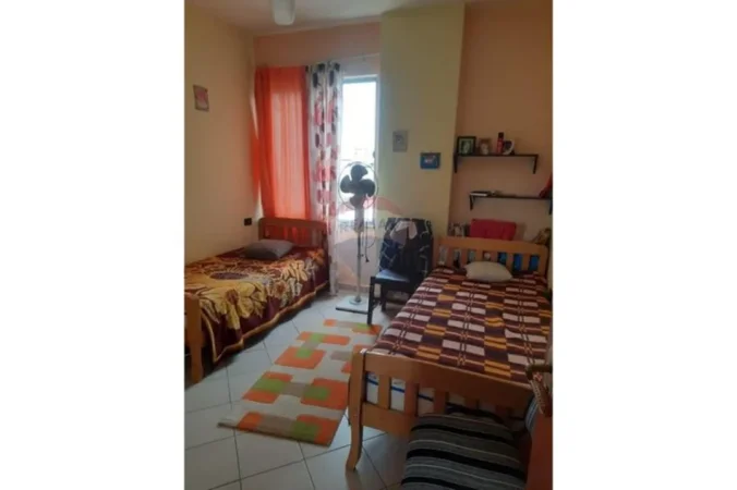 Tirane, shitet apartament 2+1+Ballkon , 80 m² 130.000 € (Yzberisht)