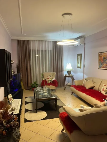 Tirane, jepet me qera apartament 2+1+Aneks+Ballkon Kati 5, 106 m² 700 € (Rruga e Kavajes, tek Kisha Ortodokse)