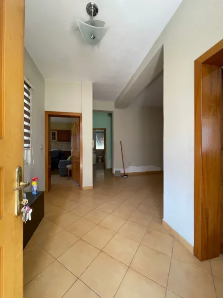Tirane, jepet me qera Vile 2+1+Ballkon Kati 2, 120 m² 600 € (Allias/Rr.Ilia Xhokaxhi)