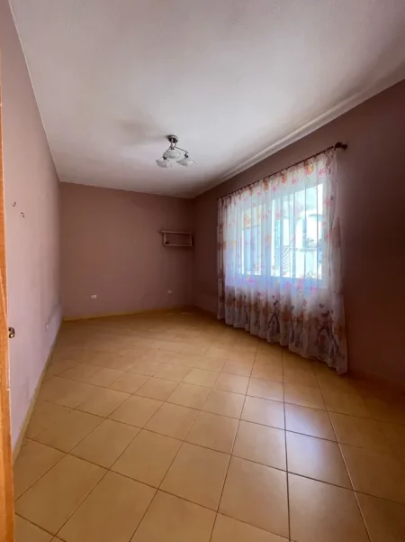 Tirane, jepet me qera Vile 2+1+Ballkon Kati 2, 120 m² 600 € (Allias/Rr.Ilia Xhokaxhi)