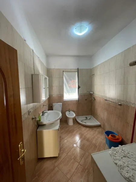 Tirane, jepet me qera Vile 2+1+Ballkon Kati 2, 120 m² 600 € (Allias/Rr.Ilia Xhokaxhi)