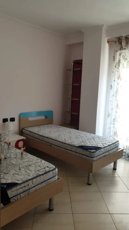 Tirane, jepet me qera apartament 2+1+Ballkon Kati 1, 118 m² 700 € (Rruga Jordan Misja)