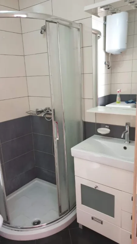 Tirane, jepet me qera apartament 2+1+Ballkon Kati 1, 118 m² 700 € (Rruga Jordan Misja)