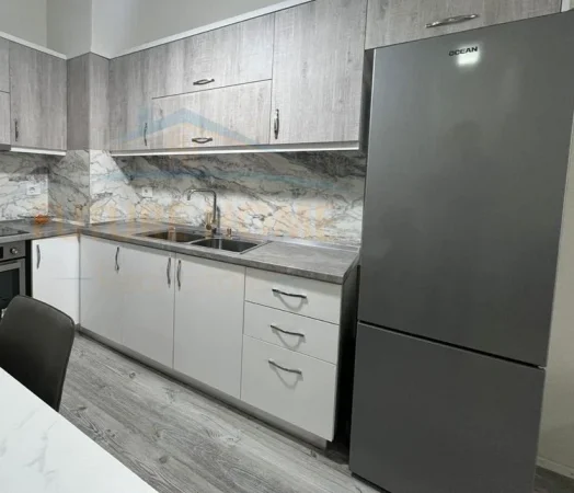 Tirane, jepet me qera apartament 2+1 , 100 m² 600 € (Kompleksi Golden Park)