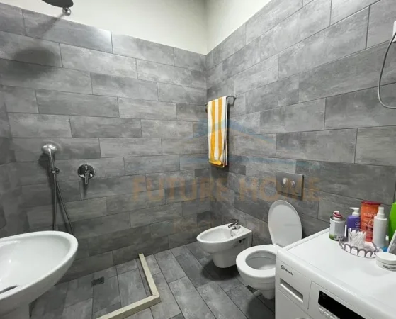 Tirane, jepet me qera apartament 2+1 , 100 m² 600 € (Kompleksi Golden Park)