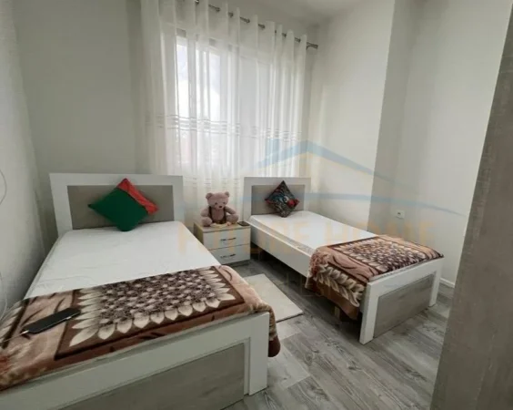 Tirane, jepet me qera apartament 2+1 , 100 m² 600 € (Kompleksi Golden Park)