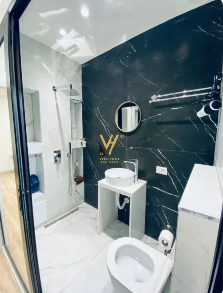 Tirane, jepet me qera apartament 1+1+Ballkon Kati 5, 50 m² 600 € (KOMUNA E PARISIT)