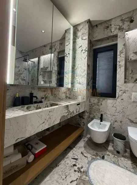 Tirane, jepet me qera apartament 1+1 Kati 1, 80 m² 700 € (Unaza e re)