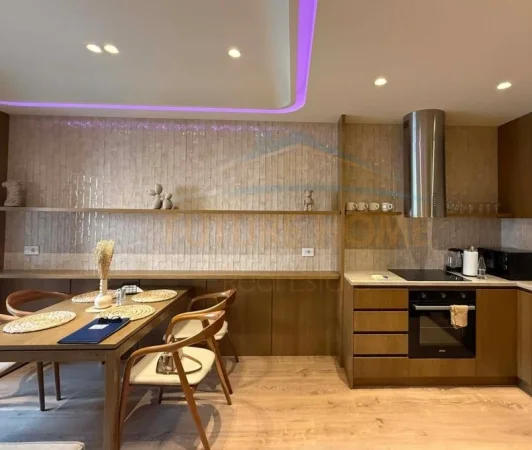 Tirane, jepet me qera apartament 1+1 Kati 1, 80 m² 700 € (Unaza e re)